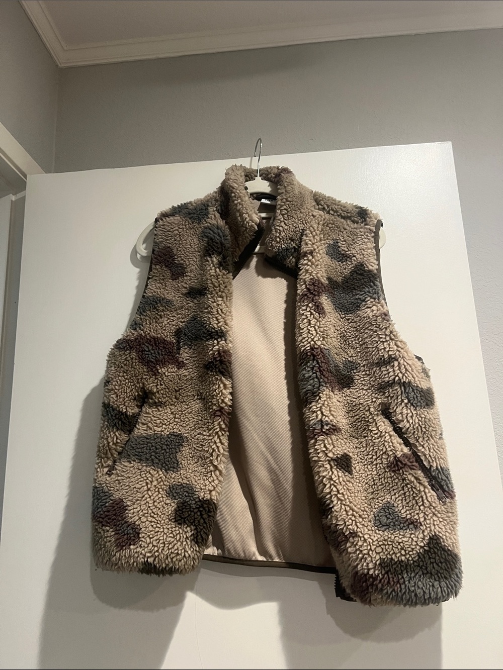 Aritzia TNA Cozy Sherpa Vest in Neutral Camouflage